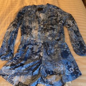 Intermix NWOT Long sleeve, V Neck Romper in Blue Floral. Size P (2-4).
